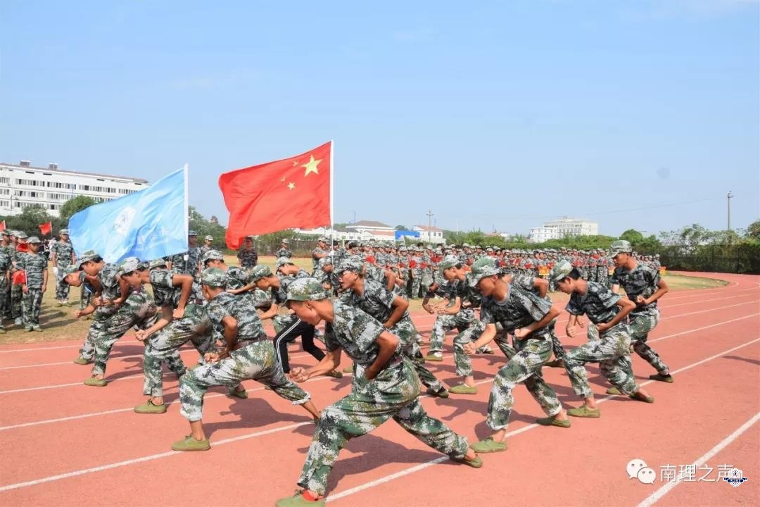 我校隆重举行“我和我的祖国，庆祝新中国成立70周年”2019级新生军训会操暨开学典礼(图9)