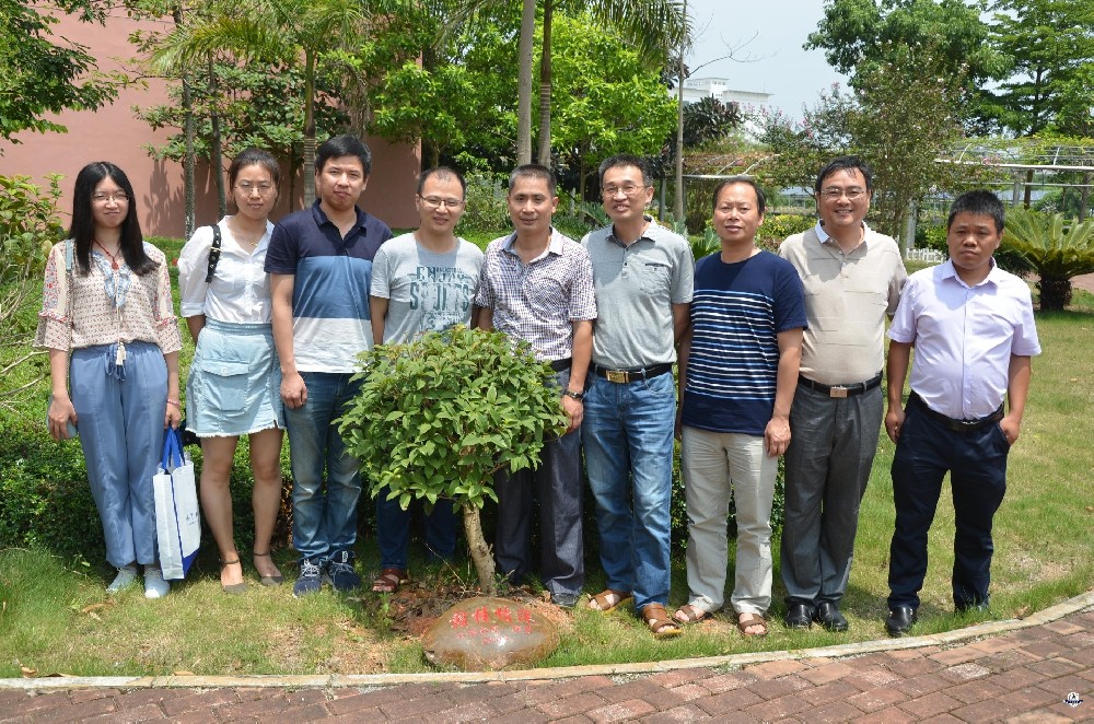 江西水利职业学院师生开展植树节活动